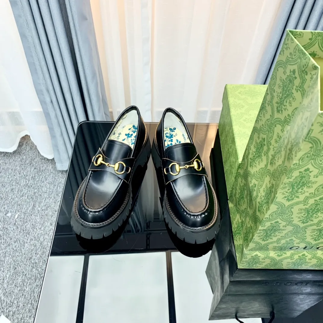 👟👟Ex-factory price 480🌈🌈 Women's shoes Women's gucci loafers, original development, 1:1 replica, welcome to compare with the original version. (Original coding process) Size: 35-40 (34/41 customized) Fabric: Cowhide open edge beads Inner: Original printed water-dyed sheep lining (never fade) Outsole: Original combination outsole, genuine leather edge strips Packaging: Full counter packaging (+ handbag)
